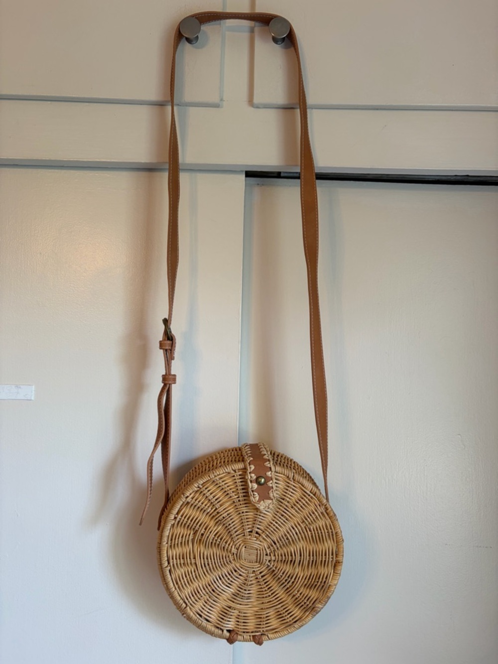 Round Woven Crossbody Bag in Natural/Tan GUC